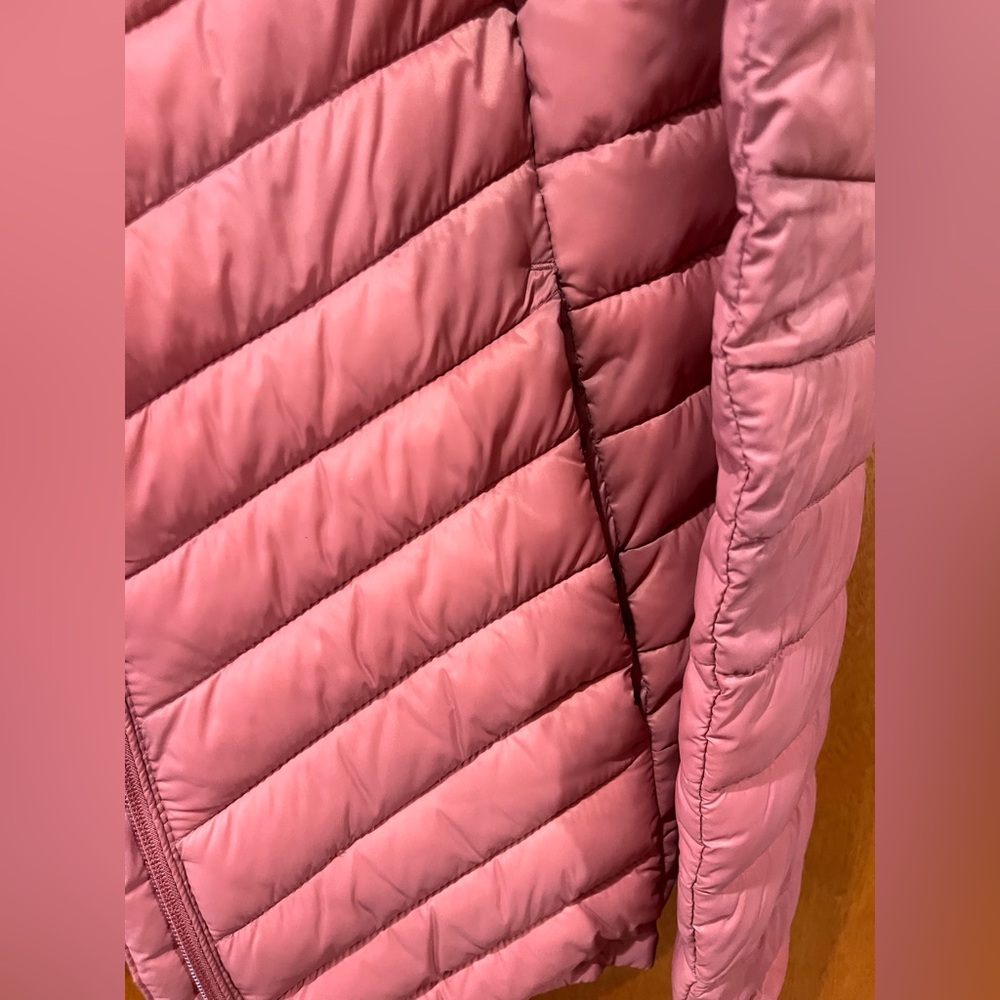 LIKE NEW Old Navy Women's Puffer Jacket in Pink - Picture 3 of 7